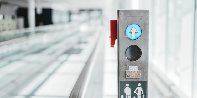 Chainlink Hits $30 as Grayscale Adds 115,570 LINK to Its Reserves