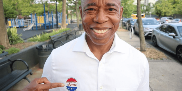 Odds-on Mayor Favorite Will Make NYC ‘Bitcoin Center,’ Issues Miami Warning