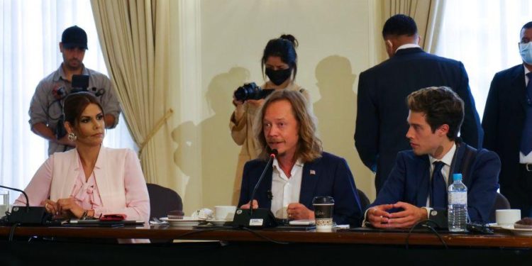 Bitcoiners Boo ‘Official Bitcoin Ambassadors’ to El Salvador