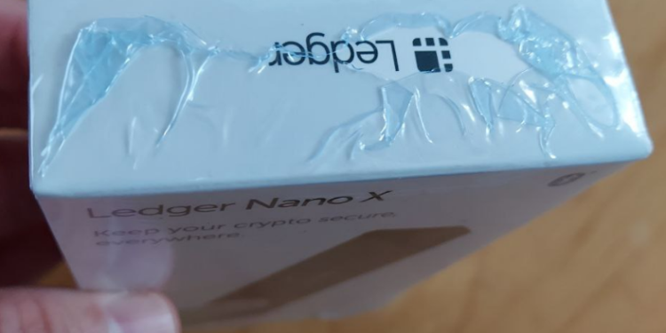 Scammers ‘Gifting’ Fake Hardware Wallets