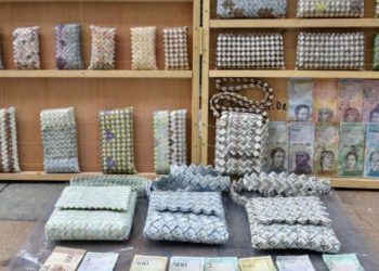 Venezuelans Are Using Bank Notes To Make Handcrafted Bags