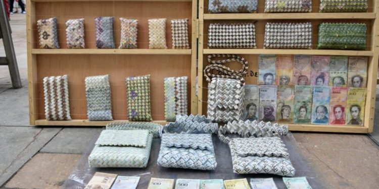 Venezuelans Are Using Bank Notes To Make Handcrafted Bags