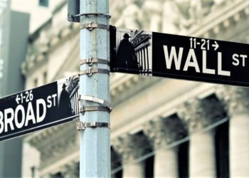 Bitcoin Decouples from Stocks as Bullish Sentiment Returns