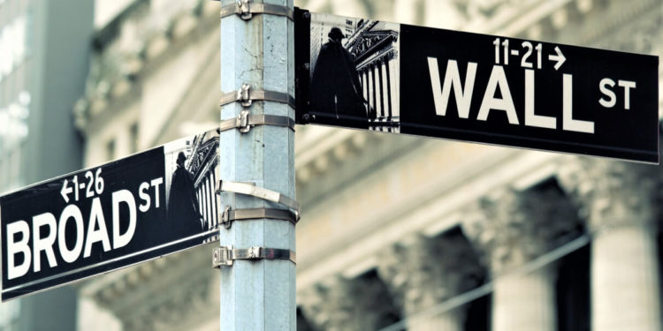 Bitcoin Decouples from Stocks as Bullish Sentiment Returns