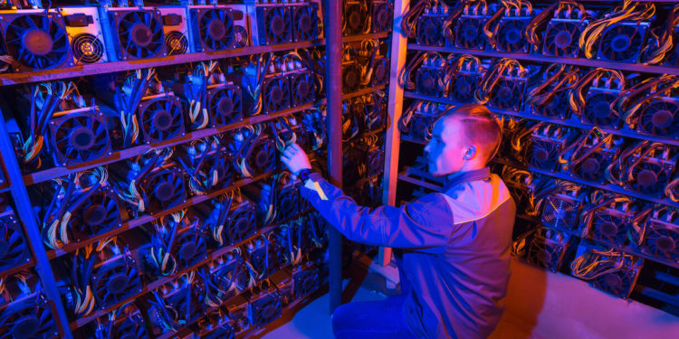 Analysts See Slower Bitcoin Hashrate Growth in 2022 Amid Market Correction