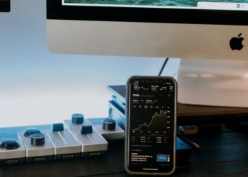 Comparing Apple With Bitcoin, Expert Sets $700K As Long-Term Goal