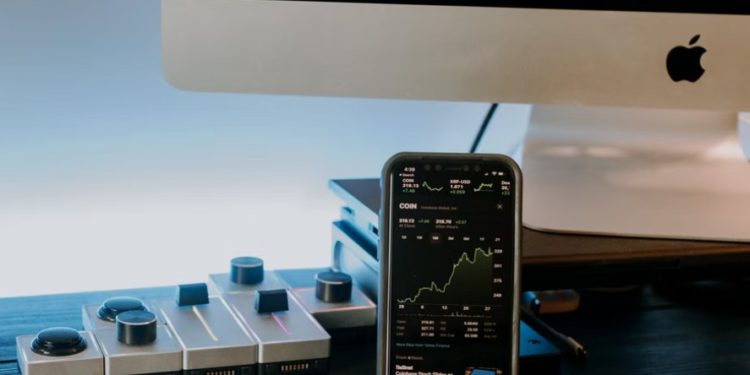 Comparing Apple With Bitcoin, Expert Sets $700K As Long-Term Goal