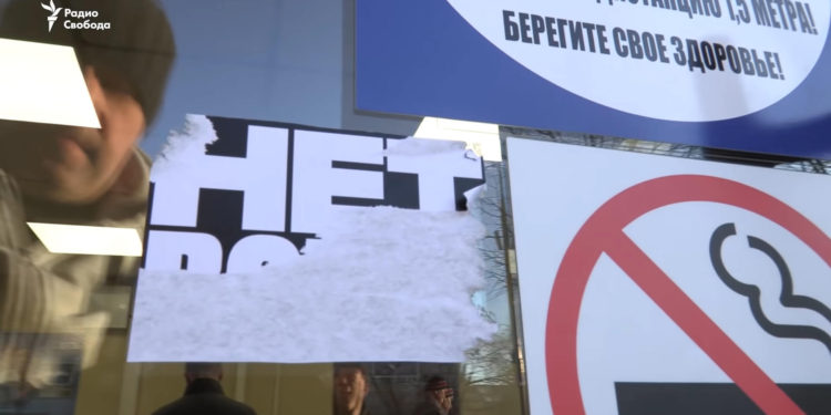 Russian Consumers, Firms Feeling Impact of Sanctions as Ruble Keeps Diving