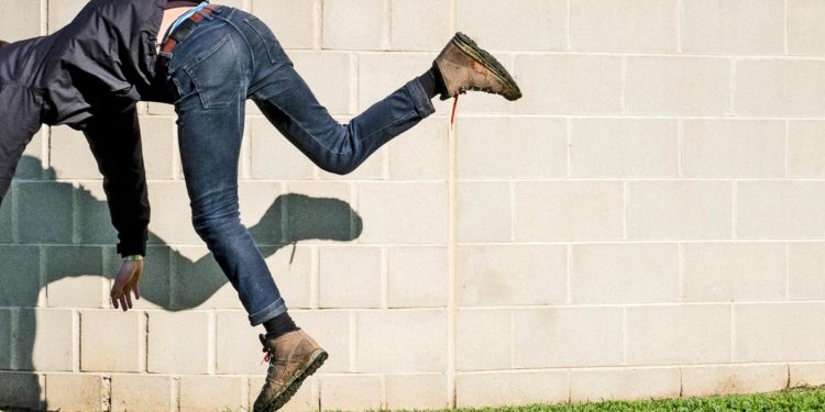 Ethereum (ETH) Hammered Down To $950 As Crypto Selloff Deepens