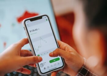 What’s the Difference Between Decentralized and Centralized Finance?