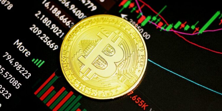 Bitcoin Poised To Outperform: Bloomberg Analyst