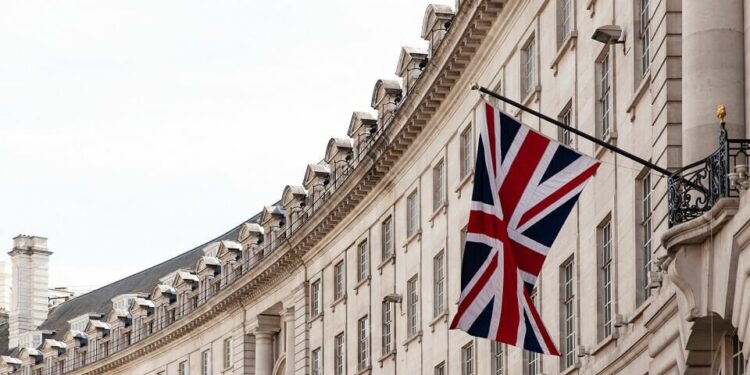 Binance Criticizes US Crypto Regulations, Eyes UK for Better Oversight