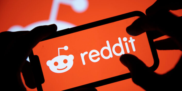 Reddit Moderators Accused of Moon Token Dump Ahead of Blockchain Program Shutdown