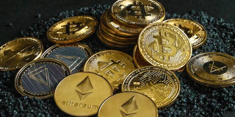 Analyst Forecasts Further Bitcoin Correction, Signals Alts Market Upswing
