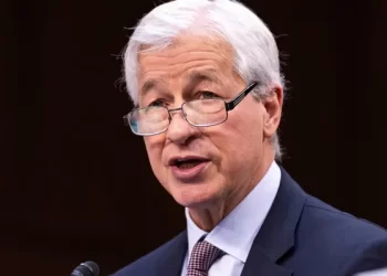 Bitcoin Plummets Below $43k Amid JPMorgan Chief’s Persistent ‘Pet-rock’ Claims