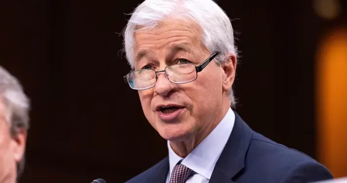 Bitcoin Plummets Below $43k Amid JPMorgan Chief’s Persistent ‘Pet-rock’ Claims