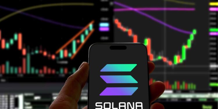 Bernstein Highlights Solana’s Lead in Blockchain Payments Amid Ongoing Scalability and Outage Concerns