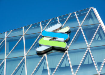 Standard Chartered Swaps Tesla for Bitcoin in ‘Mag 7B’ Index for Higher Returns, Lower Volatility