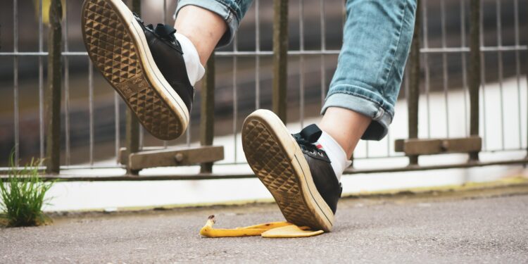 Solana Retests Crucial Support Level, 50% Drop On The Horizon?