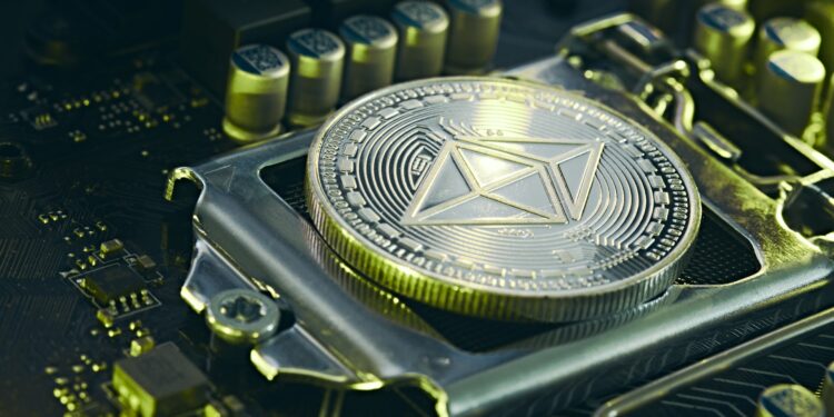 Ethereum Stuck Between Retail Sell-Off And Whale Accumulation, Analyst Explains