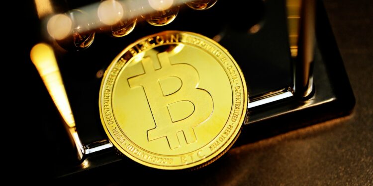 Bitcoin Warning Signs? Long-Term Holders Exit While Retail Buyers Rush In