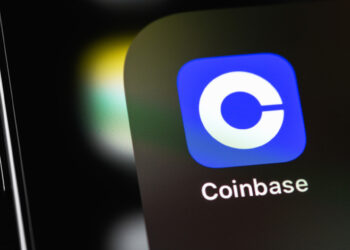 CZ Blasts Bloomberg’s Trump-Linked Stablecoin Claims, Accuses Coinbase of Contributing to the Story