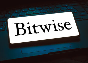 SEC Fast‑Tracks, Then Freezes Bitwise’s Crypto Index ETF Conversion