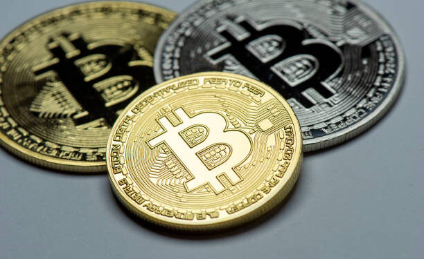 Bitcoin Hovering In A Descending Range, But Alts Are Quietly Gaining Momentum