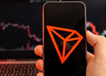 Tron Accumulates TRX, Price Pops As Justin Sun Weighs In