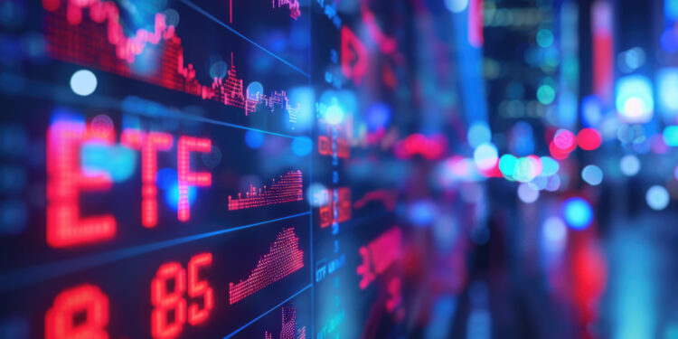 Bloomberg Analysts Say Bitcoin ETFs Still Up $53B Despite Months of Outflows