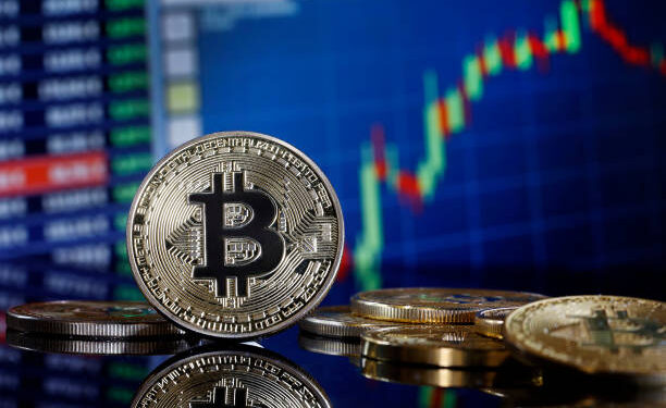 Bitcoin Bearish Flag Goes Up As Expert Analyst Predicts A Massive Crash To $44,000